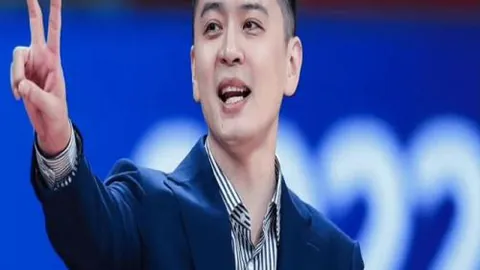 “内维尔惊呼：西蒙斯一记神操作，恐成范戴克职业生涯的滑铁卢！”